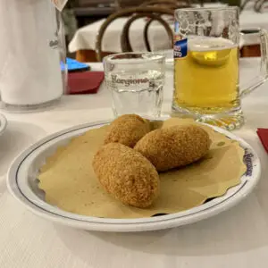 I supplì cacio e pepe di Forgione puoi assaporarli nella nostra pizzeria a marino